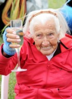 104-летняя старушка совершила полет на параплане