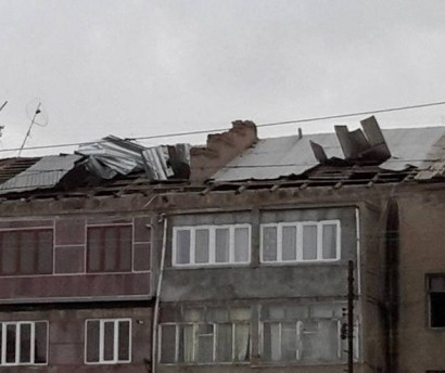 Երևանում փոթորիկն ավերածություններ է արել. գրանցվել է նաև տան և ավտոտնակի հրդեհ (լրացված)