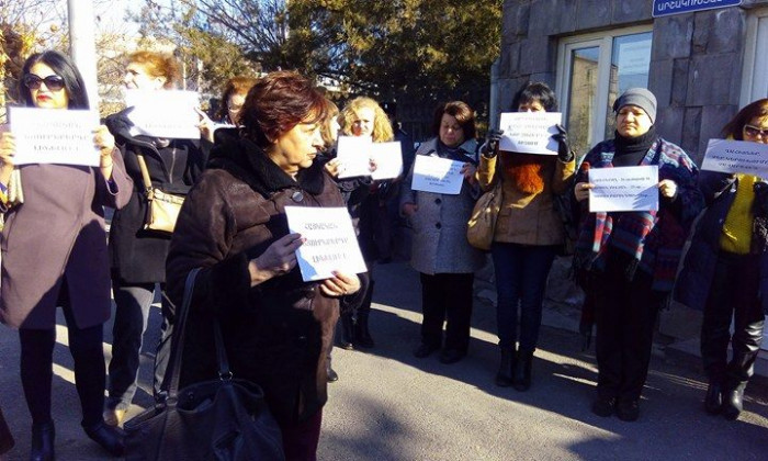 Ի նշան բողոքի՝ «Հանուն Հայաստանի փրկության ճակատի» անդամները ՔԿՀ վարչության մոտ են