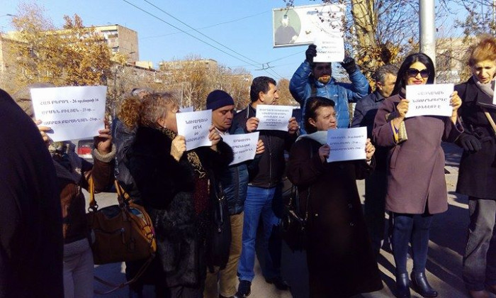 Ի նշան բողոքի՝ «Հանուն Հայաստանի փրկության ճակատի» անդամները ՔԿՀ վարչության մոտ են