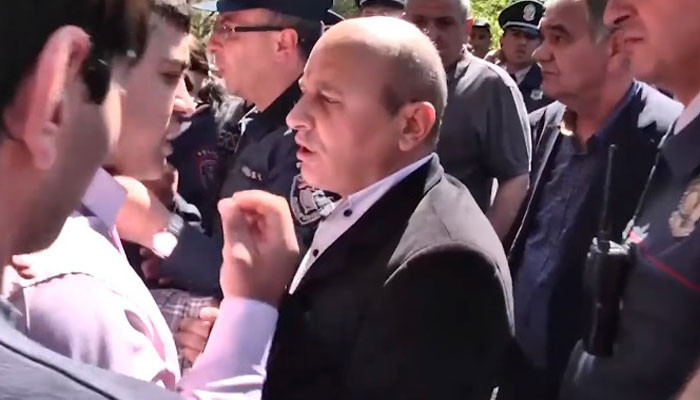 «Սադրիչ, սադրիչ». Քոչարյանի աջակիցները դատարանի բակից հեռացրին Ստյոպա Սաֆարյանին
