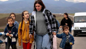 Ստեփանակերտի դպրոցի նկուղում իր 7 երեխաների հետ թաքնված մայրն արդեն Հայաստանում է