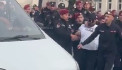 Ոստիկանները բերման են ենթարկում «Մերժիր գժին» շարժման անդամներին
