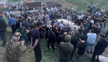 Жители Киранца окружили машину, подозревая, что внутри находится турки или картографы